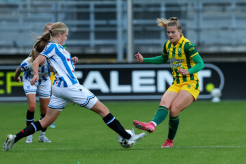 Femke Prins (ADO Den Haag) in actie tegen SC Heerenveen