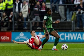 Lineth Beerensteyn (Vfö Wolfsburg) in actie tegen 1.FC Köln