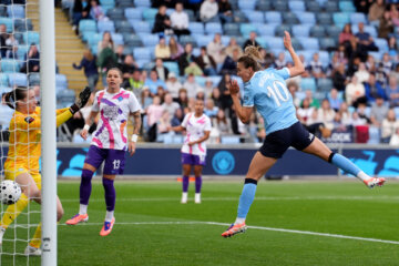Vivianne Miedema (Manchester City) kopt raak tegen London City Lionesses