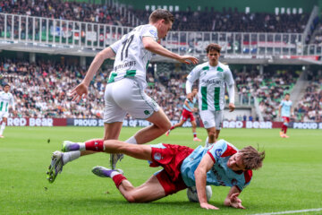 Leo Sauer en David van der Werff vechten om de bal