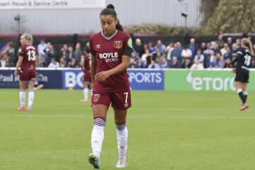 Inès Belloumou (West Ham United) loopt van het veld na haar rode kaart tegen Chelsea