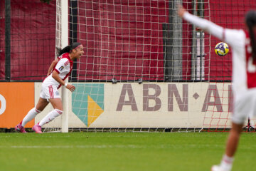 Lina Touzani juicht na haar goal voor Ajax