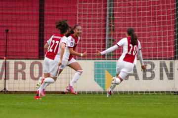 Lina Touzani juicht na haar goal voor Ajax