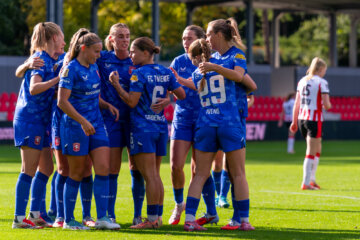 FC Twente juicht na een goal tegen PSV