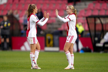 Joëlle Smits en Ranneke Derks juichen