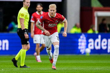 Mexx Meerdink in het shirt van AZ