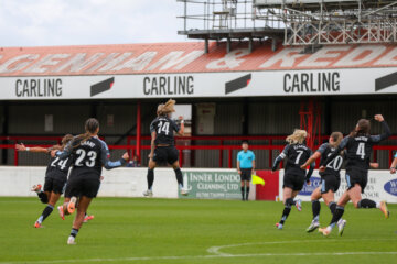 Lynn Wilms juicht na haar goal voor Aston Villa