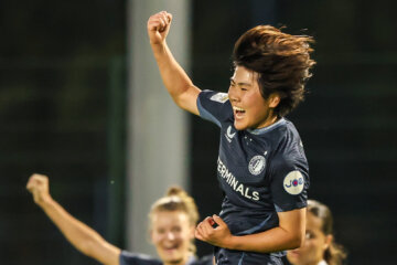 Kokona Iwasaki juicht na haar goal voor Feyenoord tegen FC Utrecht