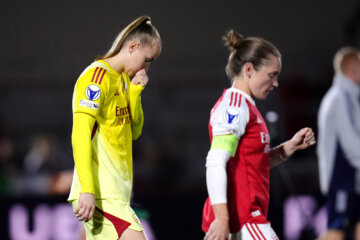 Daphne van Domselaar en Kim Little (Arsenal) balen