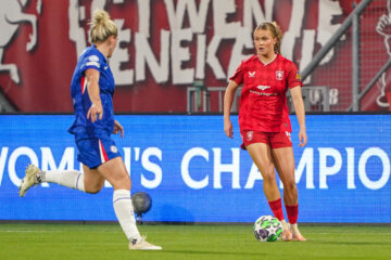 Sophie Proost (FC Twente) aan de bal tegen Chelsea