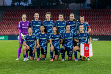 De speelsters van Ajax voorafgaand aan het duel met GC Frauenfussball