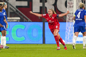 Danique van Ginkel (FC Twente) juicht na haar goal tegen Chelsea
