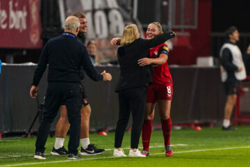 Danique van Ginkel viert haar goal met Corina Dekker
