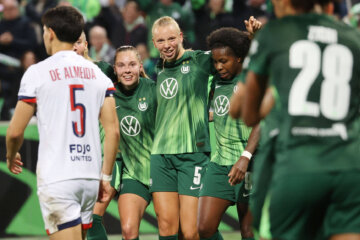 Janou Levels, Ella Peddemors en Lineth Beerensteyn na een goal van VfL Wolfsburg