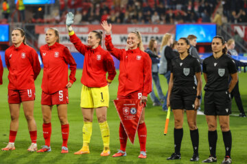 FC Twente-captain Danique van Ginkel zwaait