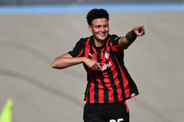 Kay-Lee de Sanders juicht na haar goal voor AC Milan