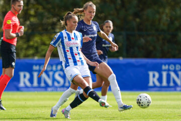 Lieke Vis (HERA United) in duel met Sterre Kroezen (SC Heerenveen)