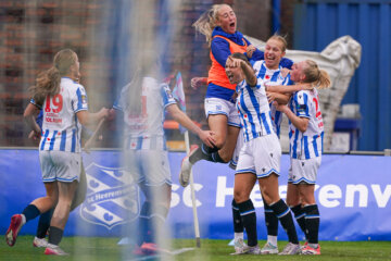 SC Heerenveen juicht na de goal van Evi Maatman