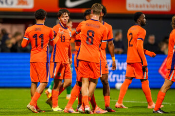 Jong Oranje viert goal Thom van Bergen
