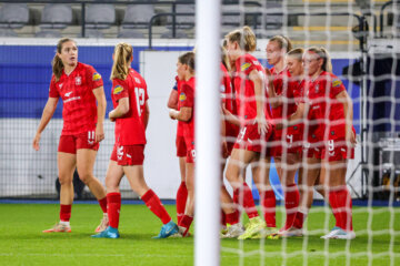 FC Twente juicht na de goal van Jaimy Ravensbergen tegen OH Leuven