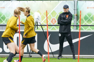 Arjan Veurink kijkt toe bij een training van de OranjeLeeuwinnen