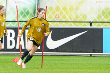 Dominique Janssen op de training van de OranjeLeeuwinnen