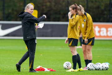 Roos Kwakkenbos op het trainingsveld bij de OranjeLeeuwinnen