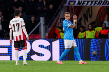 Noa Lang bedankt de PSV-supporters na zijn invalbeurt