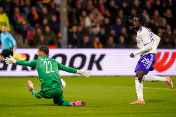 Jari de Busser tegen Aston Villa