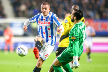 Vaclav Sejk in gevecht om de bal met Kostas Lamprou