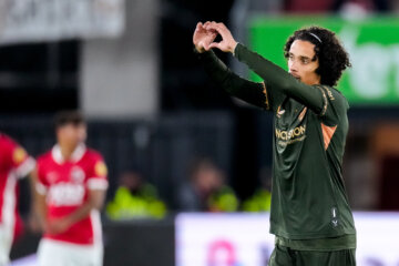 Gjivai Zechiël maakt een hartje