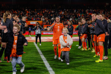 De OranjeLeeuwinnen nemen afscheid van recordinternational Sherida Spitse