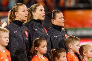 Lynn Wilms, Lize Kop en Sherida Spitse tijdens het volkslied