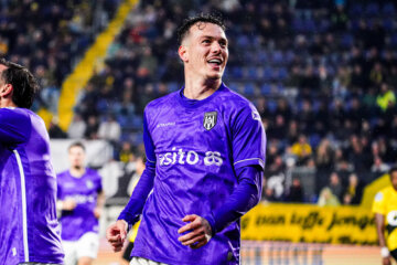 Jizz Hornkamp viert zijn treffer tegen NAC