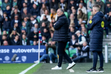 John van den Brom langs de lijn