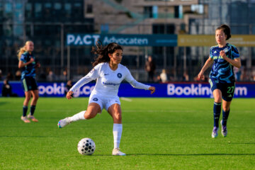 Samya Hassani (HERA United) aan de bal tegen Ajax
