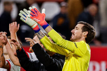 Vasilis Barkas viert de zege op NEC met de supporters van FC Utrecht