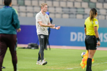 Olivier Amelink langs de lijn bij Oranje O17