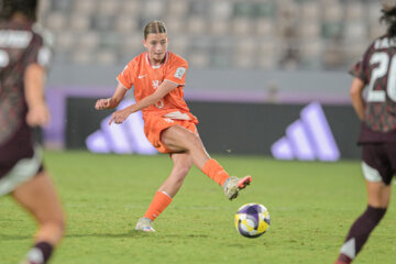 Tess van der Vliet in actie namens Oranje O17