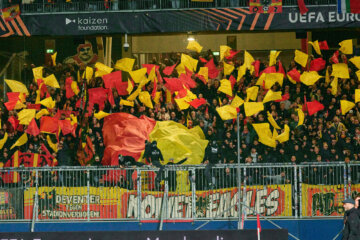 Supporters van Go Ahead Eagles in het uitvak bij RB Salzburg