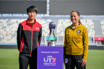 Kim Su-jin en Rosalie Renfurm met de WK-trofee