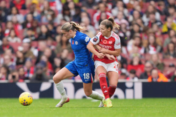 Wieke Kaptein (Chelsea) en Victoria Pelova (Arsenal) in duel