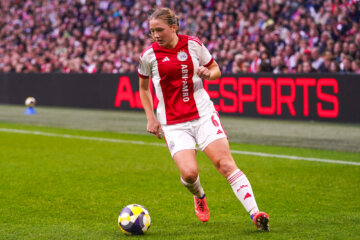Jonna van de Velde in actie namens Ajax