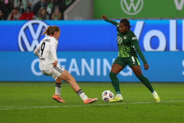 Lineth Beerensteyn in actie tegen Eintracht Frankfurt