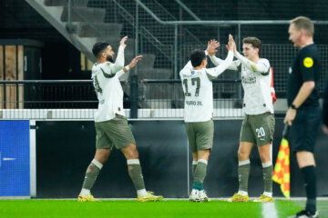 PSV juicht na goal tegen AZ