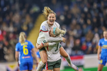 Wieke Kaptein juicht met Ellie Carpenter