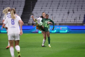 Lineth Beerensteyn (VfL Wolfsburg) in het duel met OL Lyonnes