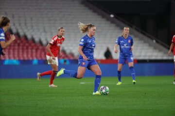 Danique van Ginkel (FC Twente) aan de bal tegen Benfica