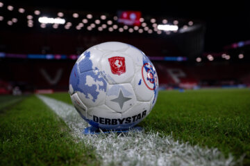 Bal met FC Twente-logo in De Grolsch Veste