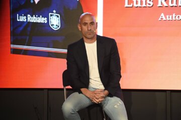 Luis Rubiales bij zijn boekpresentatie